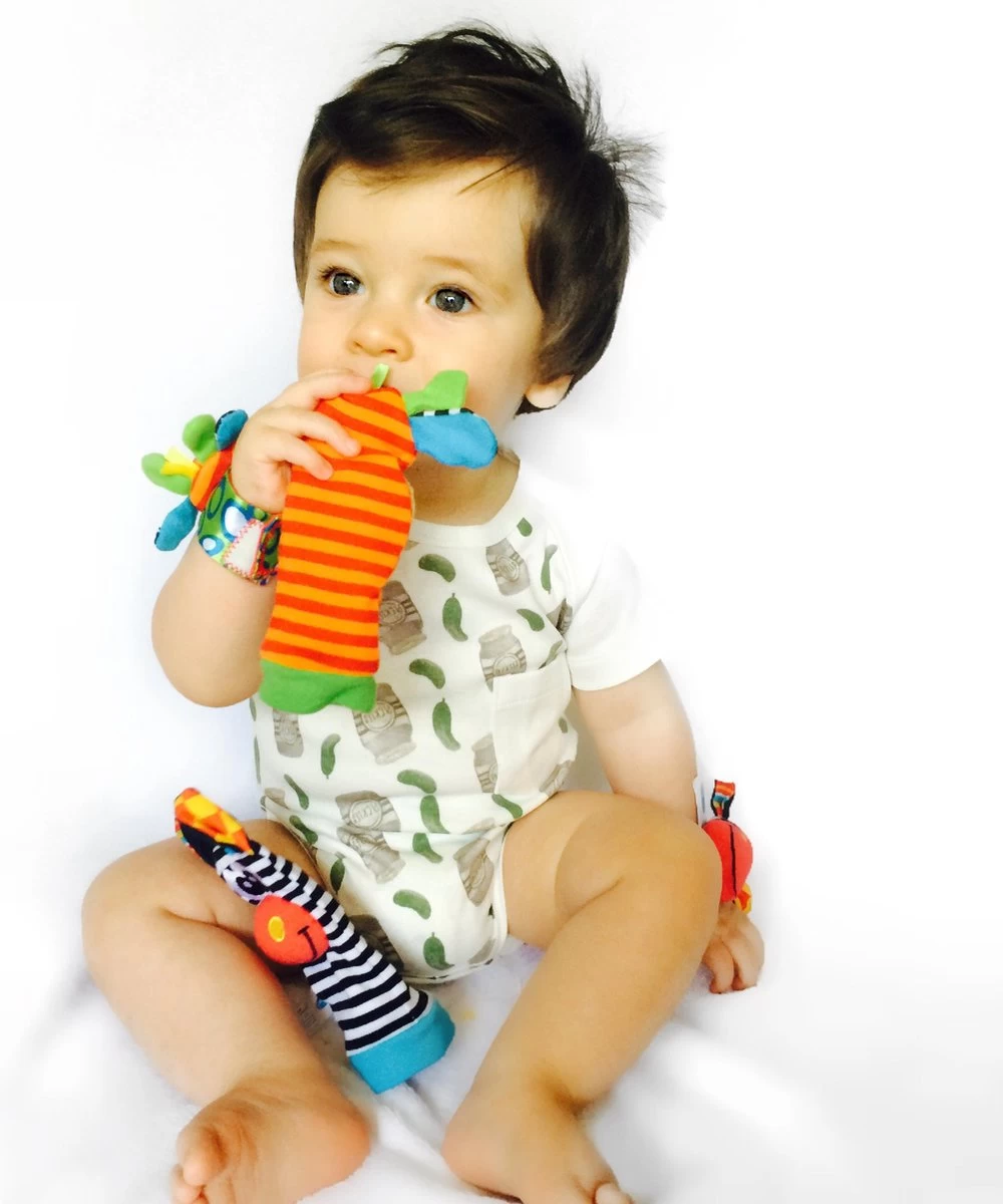 Playgro Pols- En Voetrammelaarset Zebra & Giraf - Set Van 4 Stuks, 2 Polsbandjes En 2 Rammelsokjes 8 Playgro Pols- En Voetrammelaarset Zebra & Giraf - Set Van 4 Stuks, 2 Polsbandjes En 2 Rammelsokjes - Afbeelding 8