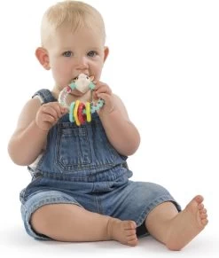 Sophie De Giraf - Rammelaar - Multi Textuur - Op Wit Rode Hangkaart -Babyproducten Uitverkoop 1019x1200 1