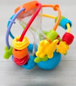 Playgro Speel En Leerbal - Grijp- En Bijtspeelgoed - Klikklak Geluiden - Spiegeltje - Kralen - Cilinder Met Rattelende Ballen -Babyproducten Uitverkoop 1061x1200