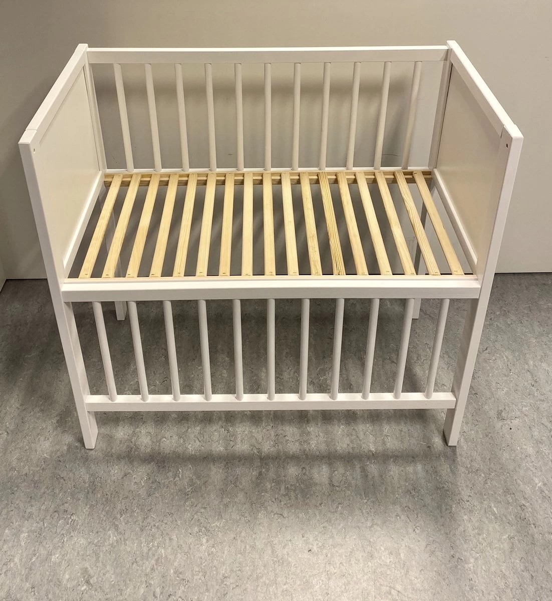 Bebies First Co-sleeper Wieg Wit Set | Inclusief Wiegmatras + Meyco Hoeslaken 3 Bebies First Co-sleeper Wieg Wit Set | Inclusief Wiegmatras + Meyco Hoeslaken - Afbeelding 3