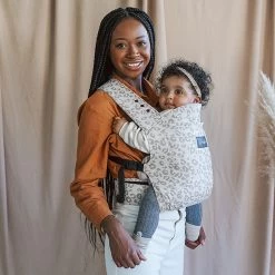 ROOKIE Baby Premium Draagzak- Design Buikdrager - Comfortabel En Ergonomisch - Pasgeboren Babydrager - Peuterdrager - Biologisch Katoen - Super Zacht - Unisex: Voor Mama En Papa (Leoprint Beige) 15 ROOKIE Baby Premium Draagzak- Design Buikdrager - Comfortabel En Ergonomisch - Pasgeboren Babydrager - Peuterdrager - Biologisch Katoen - Super Zacht - Unisex: Voor Mama En Papa (Leoprint Beige) -Babyproducten Uitverkoop 1198x1200 13