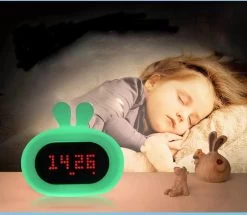 Kadoing Konijn Kinderwekker - Met Gezichtsuitdrukkingen En TAP-ON - Wake Up Light Voor Kinderen - Wekker Digitaal - Kinderklok - Nachtlamp - Slaapkamer - Kinderkamer - Kinderspeelgoed - Speelgoed Cadeau 23 Kadoing Konijn Kinderwekker - Met Gezichtsuitdrukkingen En TAP-ON - Wake Up Light Voor Kinderen - Wekker Digitaal - Kinderklok - Nachtlamp - Slaapkamer - Kinderkamer - Kinderspeelgoed - Speelgoed Cadeau -Babyproducten Uitverkoop 1200x1043 3