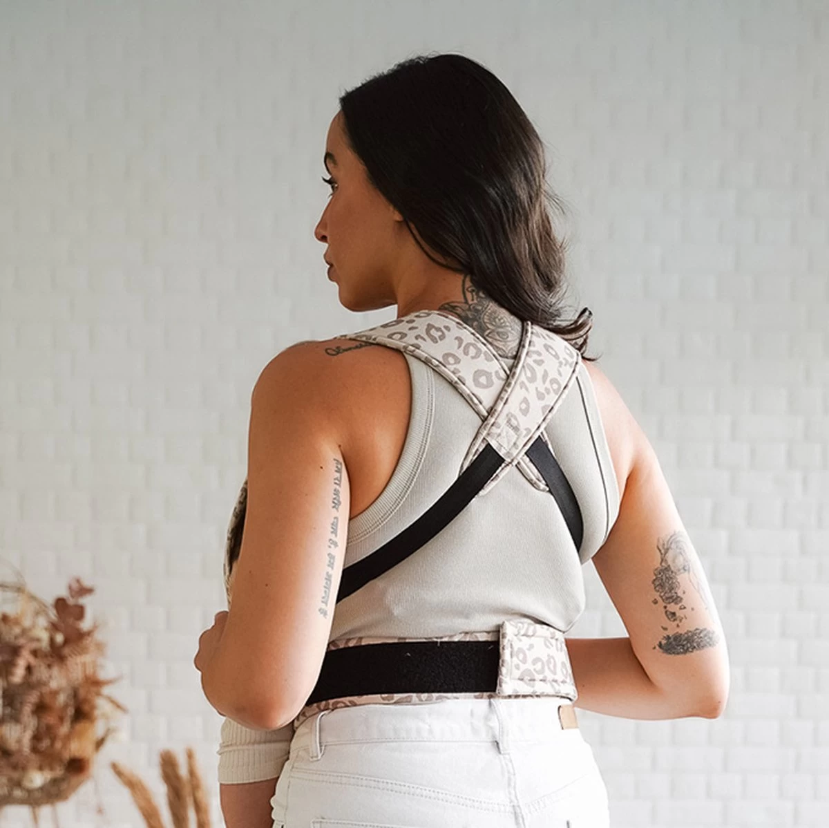 ROOKIE Baby Premium Draagzak- Design Buikdrager - Comfortabel En Ergonomisch - Pasgeboren Babydrager - Peuterdrager - Biologisch Katoen - Super Zacht - Unisex: Voor Mama En Papa (Leoprint Beige) 5 ROOKIE Baby Premium Draagzak- Design Buikdrager - Comfortabel En Ergonomisch - Pasgeboren Babydrager - Peuterdrager - Biologisch Katoen - Super Zacht - Unisex: Voor Mama En Papa (Leoprint Beige) - Afbeelding 5