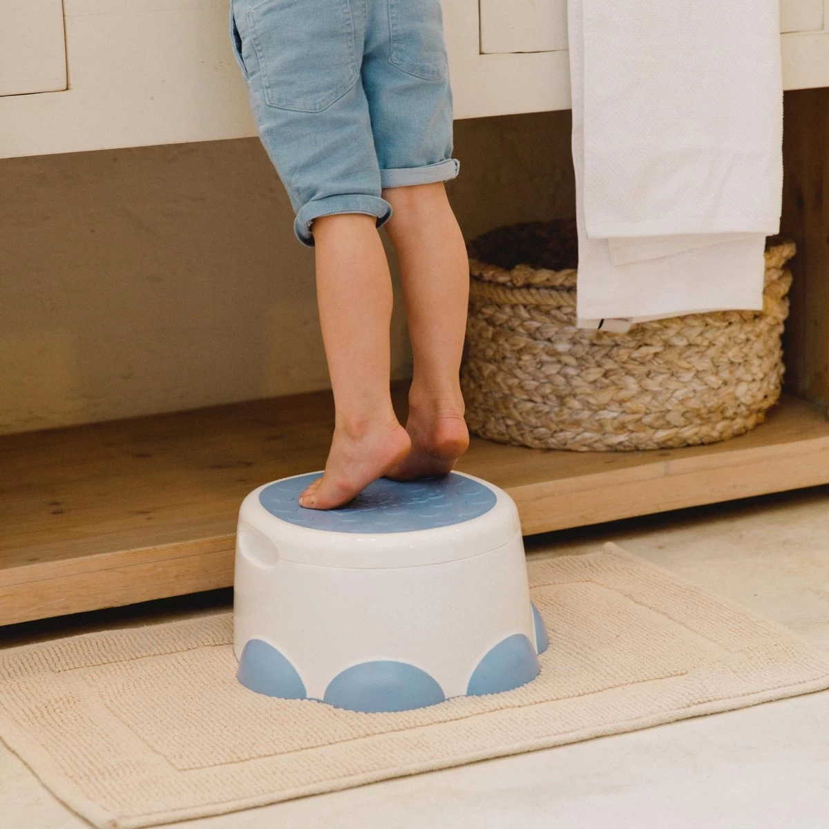 Bumbo Step 'n Potty Powder Blue -Toilet Trainer- Brilverkleiner Met Opstapje -Toilet Bril Zitje - 3 In 1 WC Potje - WC Verkleiner - WC Zindelijkheids Training Voor Jongens/Meisjes - Urinoirs Voor Kind/Peuter Van 2 Tot 7 Jaar - Wit Met Blauw 6 Bumbo Step 'n Potty Powder Blue -Toilet Trainer- Brilverkleiner Met Opstapje -Toilet Bril Zitje - 3 In 1 WC Potje - WC Verkleiner - WC Zindelijkheids Training Voor Jongens/Meisjes - Urinoirs Voor Kind/Peuter Van 2 Tot 7 Jaar - Wit Met Blauw - Afbeelding 6
