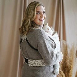 ROOKIE Baby Premium Draagzak- Design Buikdrager - Comfortabel En Ergonomisch - Pasgeboren Babydrager - Peuterdrager - Biologisch Katoen - Super Zacht - Unisex: Voor Mama En Papa (Leoprint Beige) 16 ROOKIE Baby Premium Draagzak- Design Buikdrager - Comfortabel En Ergonomisch - Pasgeboren Babydrager - Peuterdrager - Biologisch Katoen - Super Zacht - Unisex: Voor Mama En Papa (Leoprint Beige) -Babyproducten Uitverkoop 1200x1200 894