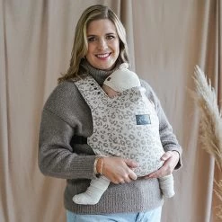 ROOKIE Baby Premium Draagzak- Design Buikdrager - Comfortabel En Ergonomisch - Pasgeboren Babydrager - Peuterdrager - Biologisch Katoen - Super Zacht - Unisex: Voor Mama En Papa (Leoprint Beige) 17 ROOKIE Baby Premium Draagzak- Design Buikdrager - Comfortabel En Ergonomisch - Pasgeboren Babydrager - Peuterdrager - Biologisch Katoen - Super Zacht - Unisex: Voor Mama En Papa (Leoprint Beige) -Babyproducten Uitverkoop 1200x1200 895