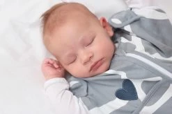 Puckababy Inbakerslaapzak Original Mini - 3-6 Maanden - Giraph Sky -Babyproducten Uitverkoop 1200x800 304