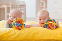 Playgro Buigbare Bendy Ball - Grijp- En Bijtspeelgoed - Incl Rammelaar - Activiteitenbal -Babyproducten Uitverkoop 1200x802