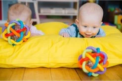 Playgro Buigbare Bendy Ball - Grijp- En Bijtspeelgoed - Incl Rammelaar - Activiteitenbal -Babyproducten Uitverkoop 1200x803 1