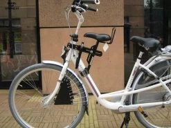 Zadel Op Stang Model 4 Kinderzitje Voor Damesfiets Met Enkele Oversized Onderbuis - Nooit Meer Zwaar Sturen -Babyproducten Uitverkoop 1200x900 44