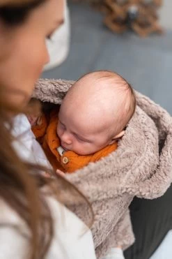 Bykay - Draagdoeken - Cover - Teddy Taupe - Winter Edition -Babyproducten Uitverkoop 799x1200 3