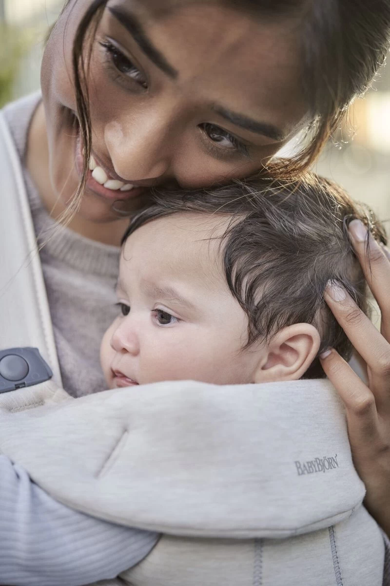 BabyBjörn Draagzak Mini - 3D Jersey - Lichtbeige 3 BabyBjörn Draagzak Mini - 3D Jersey - Lichtbeige - Afbeelding 3