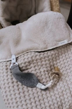 Koeka Oslo Voetenzak Voor Autostoel 0+ - Wafelstof Met Teddy - Zand -Babyproducten Uitverkoop 800x1200 94