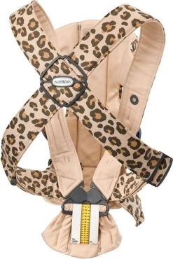 BabyBjörn Draagzak Mini - Cotton - Beige-Luipaard 15 BabyBjörn Draagzak Mini - Cotton - Beige-Luipaard -Babyproducten Uitverkoop 802x1200