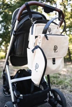 Deryan Luiertas Rugzak Met Verschoonmatje - Inclusief Flessenwarmhouder - Kinderwagenhaken En Isoleervak - Cream -Babyproducten Uitverkoop 810x1200