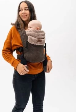 Bykay - Draagdoeken - Cover - Teddy Taupe - Winter Edition -Babyproducten Uitverkoop 813x1200 2