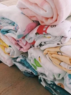 XL Eco Vriendelijk Bamboe - Hydrofiel Doek / Swaddle Blue Whale - 120 X 110 Cm - 70% Bamboe, 30% Biologisch Katoen - Inbakerdoek - Swaddle - Hydrofiele Doek - Inbakerdeken - Hydrofiele Luier - Multidoek - Ecobabyshop - Walvis - Mint Groen - Baby -Babyproducten Uitverkoop 900x1200 65