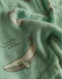XL Eco Vriendelijk Bamboe - Hydrofiel Doek / Swaddle Blue Whale - 120 X 110 Cm - 70% Bamboe, 30% Biologisch Katoen - Inbakerdoek - Swaddle - Hydrofiele Doek - Inbakerdeken - Hydrofiele Luier - Multidoek - Ecobabyshop - Walvis - Mint Groen - Baby