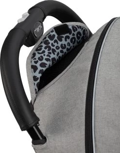 MoMi Wandelwagen - Compacte Lichtgewicht Buggy - Estelle Dakar Met XXL Wielen & Zonnekap - Leopard - Grijs-Goud (geschikt Van 6mnd - 22kg) 26 MoMi Wandelwagen - Compacte Lichtgewicht Buggy - Estelle Dakar Met XXL Wielen & Zonnekap - Leopard - Grijs-Goud (geschikt Van 6mnd - 22kg) -Babyproducten Uitverkoop 947x1200 1